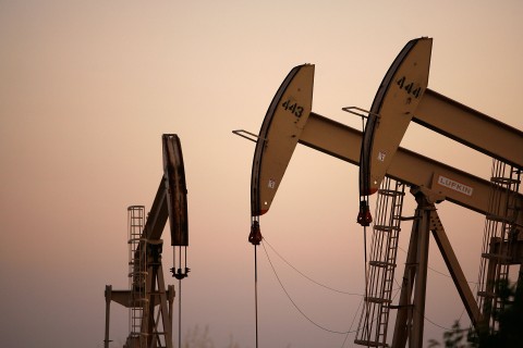 (CNN) إنهيار أسعار النفط الأمريكي إلى سالب 37 لأول مرة في التاريخ