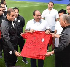 الفريق الوطني يهدي الرئيس السيسي قميص المنتخب